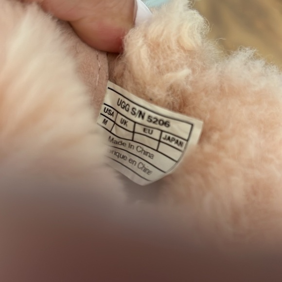 Baby Girls UGG pink booties size medium - Picture 5 of 5